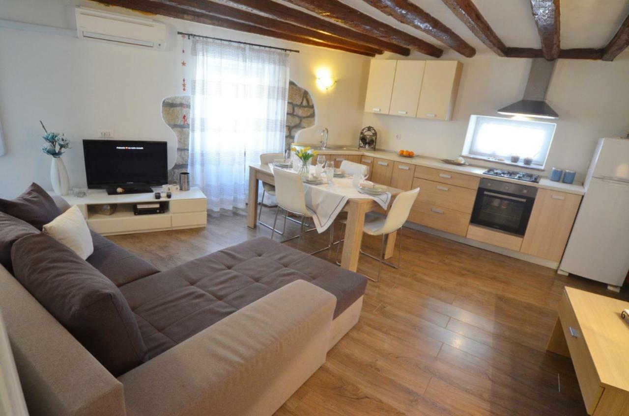 Apartment Eleni โรวีน ภายนอก รูปภาพ