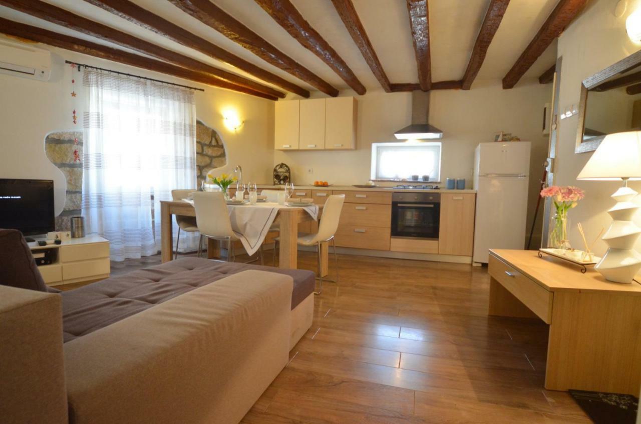 Apartment Eleni โรวีน ภายนอก รูปภาพ