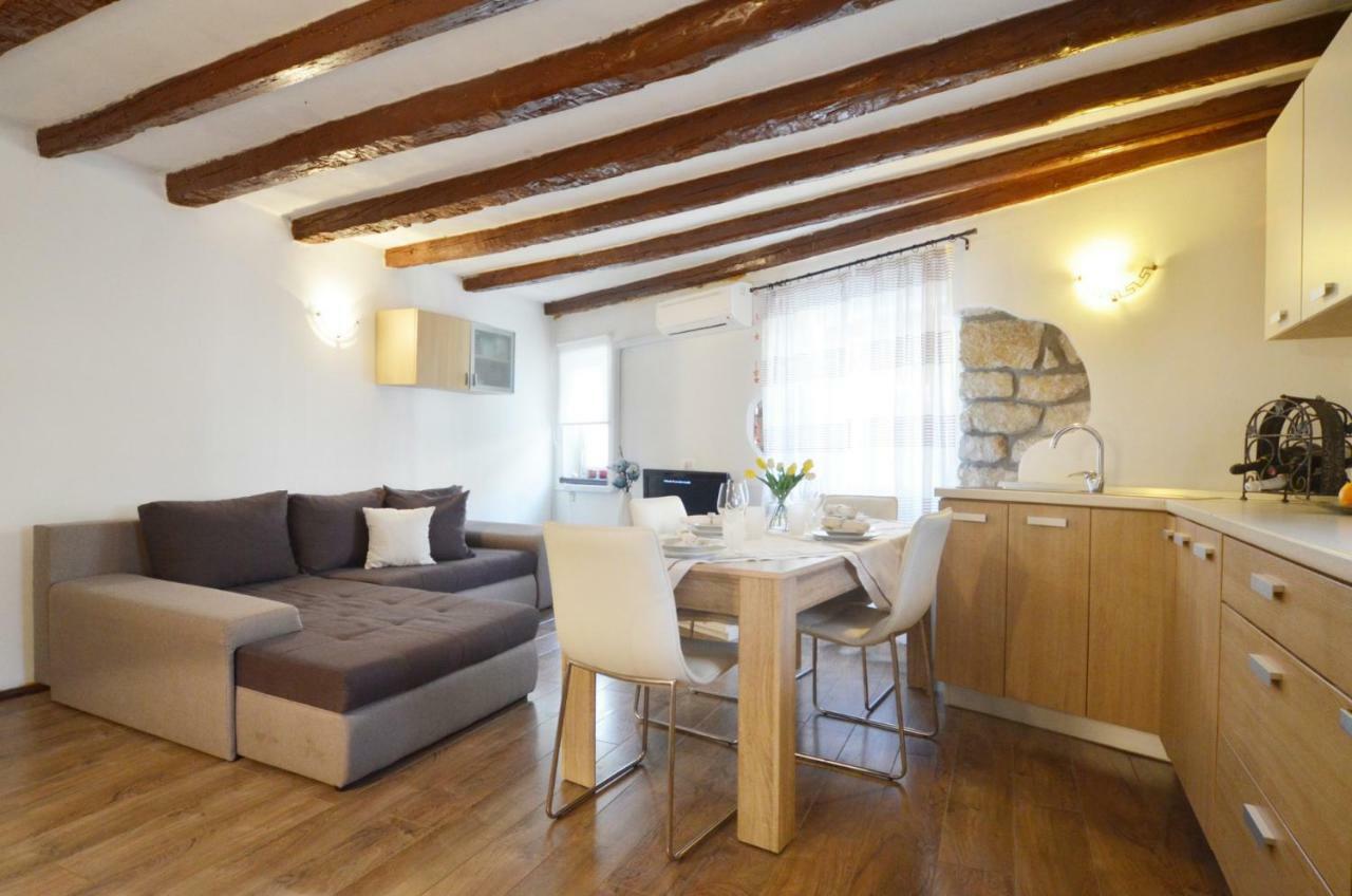 Apartment Eleni โรวีน ภายนอก รูปภาพ